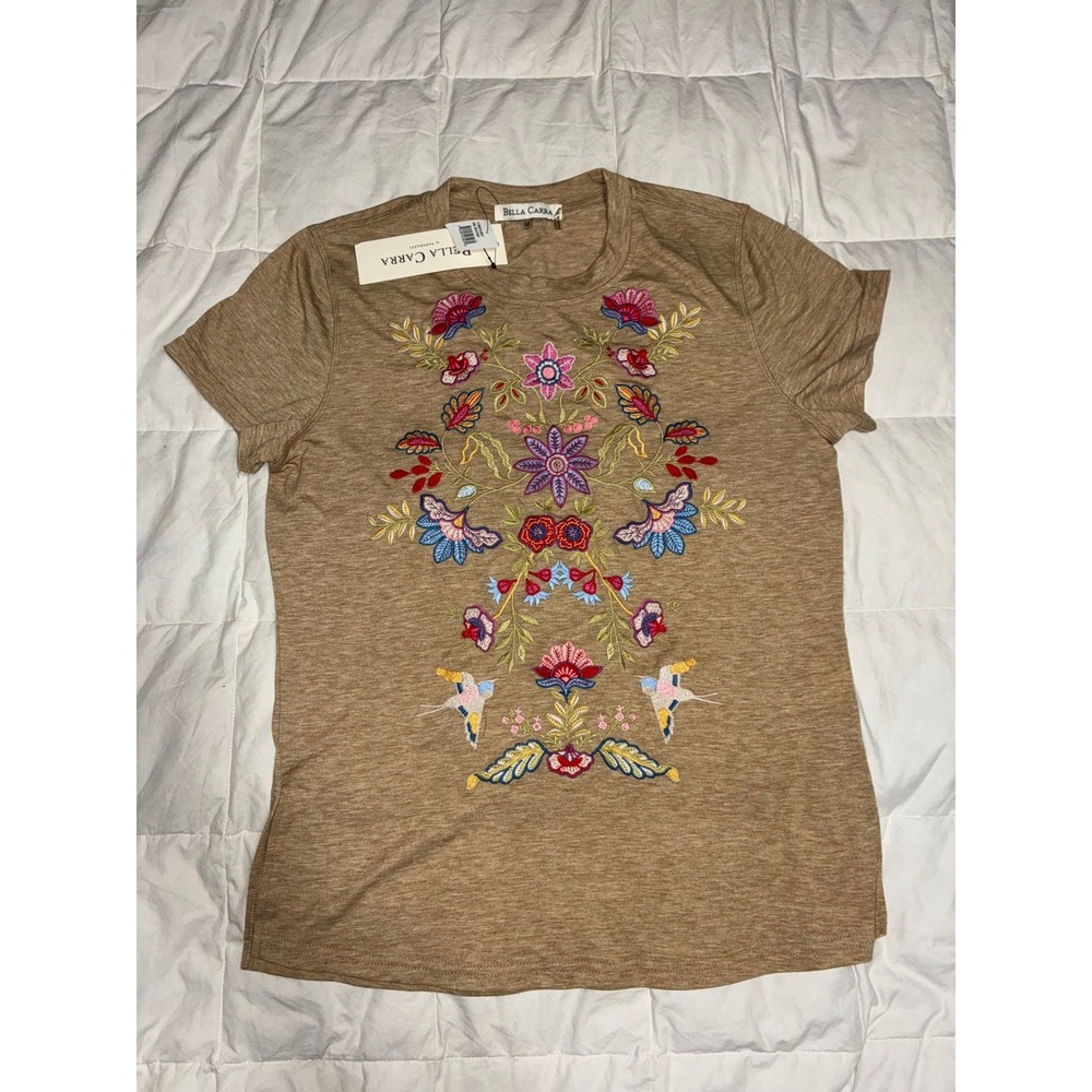 Bella Carra Paparazzi Women Tan Embroidered Floral Hummingbird T-Shirt M NEW